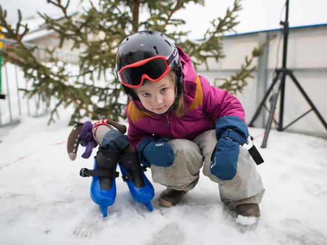 Enfant en patin à glace à Ancelle