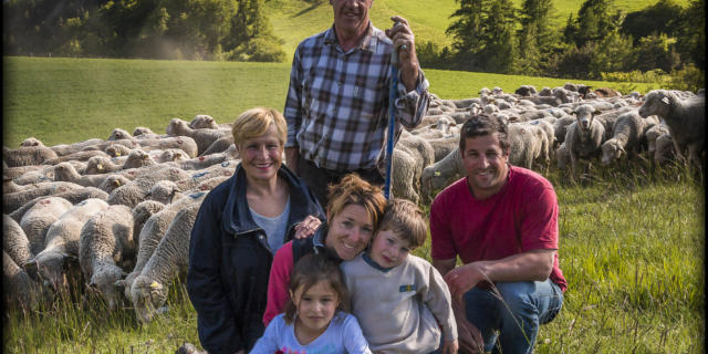 Hautes-Alpes (05), Vallée du Champsaur, Ancelle, Ferme des Sonnailles, famille Pellissier, exploitation familliale élevage et vente direct d'agneau, saucisses, merguez, saucissons, steak haché agneau et terrines à l'agneau  // Hautes-Alpes (05), Valley Champsaur Ancelle Farm Sonnailles, Pellissier family, family farm livestock and live lamb sales, sausages, merguez, saucissons, hamburger and lamb terrine with lamb