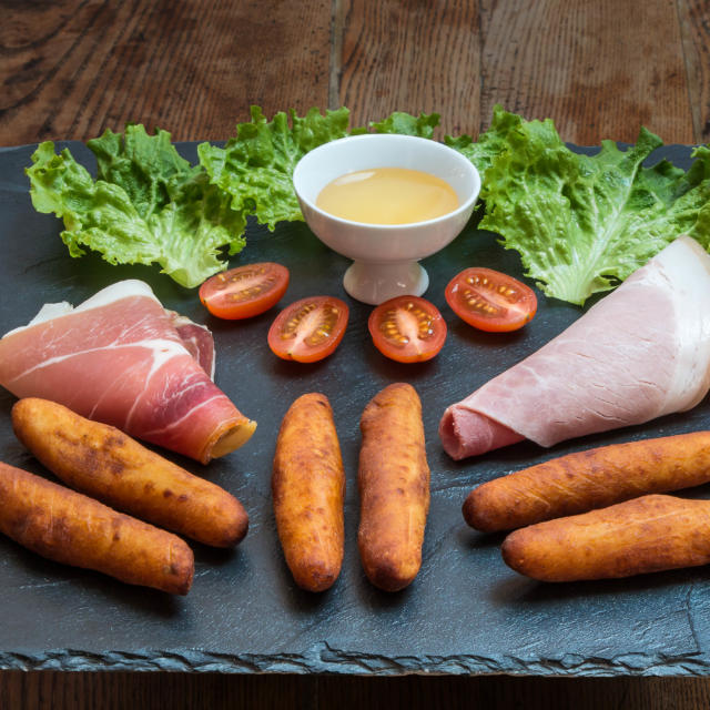 Hautes-Alpes (05), Vallée du Champsaur, Brutinel, La Fare-en-Champsaur, le Champ d'Or prépare de façon artisanale des spécialités culinaires du Champsaur-Valgaudemar : Tourtons, Ravioles, Oreilles d'Ane //  Hautes-Alpes (05), Champsaur valley, Bénévent-and-Charbillac Tarte Epi d'Or is a biscuit factory that manufactures the famous Tarte Champsaur and offers the sale of handicrafts local products under the brand Saveurs des Montagnes