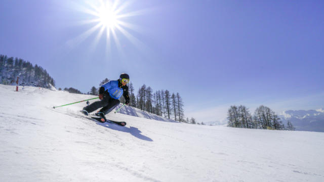 Skieur à l'attaque sur la mythique piste bleue de Saint Léger les Mélèzes