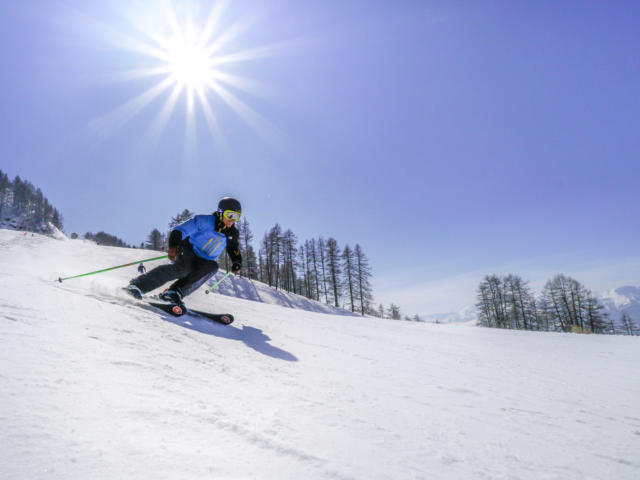 Skieur à l'attaque sur la mythique piste bleue de Saint Léger les Mélèzes