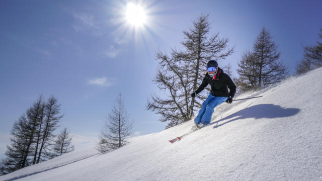 Skieuse sur le domaine de Saint Léger les Mélèzes