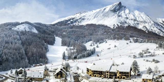 Station village de Laye au pied du Pic de l'Aiguille