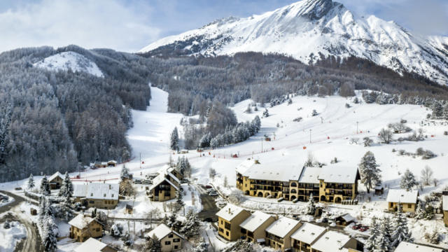 Station village de Laye au pied du Pic de l'Aiguille