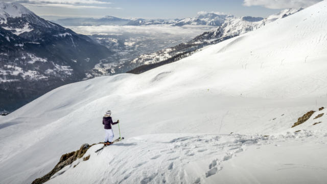 Skieur contemplant la vallée du Champsaur depuis les pistes d'Orcières Merlette