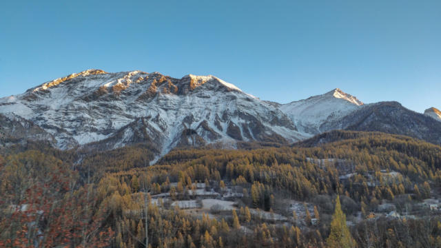 Village Orcières entre neige et automne