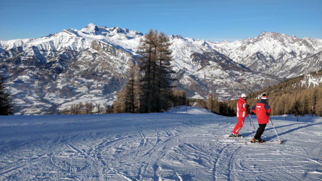 Vue sur la vallée du Champsar depuis le sommet du Cuchon