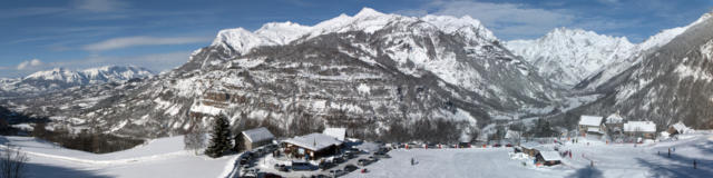 Vue sur le front de neige de la station de Serre Eyraud