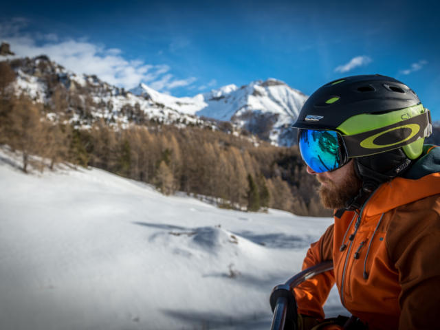 Skieur contemplatif sur le télésiège de Clot Chenu à Chaillol 1600