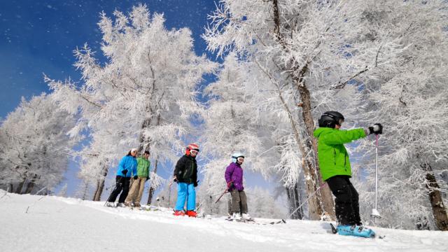 Ski en famille sur les pistes de la station village d'Ancelle