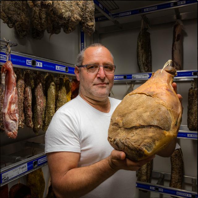 Hautes-Alpes (05), Vallée du Champsaur, Ancelle, Délires Délices, Patrick Ligozat, restaurateur, Le Clos du Rocher,  Chez Ligo, Fabrication et vente de charcuterie artisanale, traiteur, vente de produits régionaux. //  Hautes-Alpes (05), Champsaur valley, Ancelle, Délires Délices, Patrick Ligozat, restaurateur, Le Clos du Rocher,  Chez Ligo, Manufacture and sale of artisanal sausages, caterer, sale of regional products.