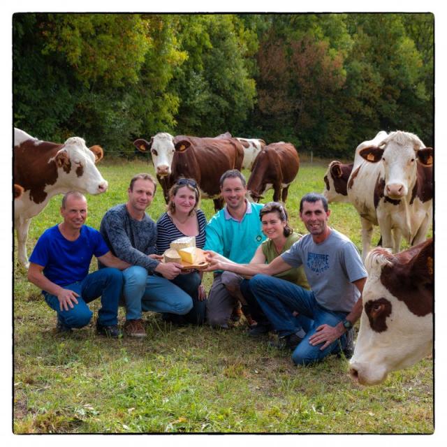 Hautes-Alpes (05), Vallée du Champsaur, Saint-Bonnet-en-Champsaur, Fromagerie du Champsaur, avec le  lait provenant de 4 exploitations laitières du Champsaur, fabrication et vente de fromages au lait cru.  //  Hautes-Alpes (05), Champsaur valley, Hautes-Alpes (05), Champsaur Valley, Saint-Bonnet-en-Champsaur, Fromagerie du Champsaur, Manufacture and sale of raw milk cheeses.