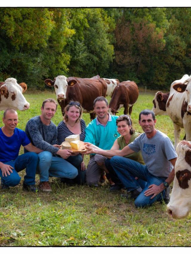 Hautes-Alpes (05), Vallée du Champsaur, Saint-Bonnet-en-Champsaur, Fromagerie du Champsaur, avec le  lait provenant de 4 exploitations laitières du Champsaur, fabrication et vente de fromages au lait cru.  //  Hautes-Alpes (05), Champsaur valley, Hautes-Alpes (05), Champsaur Valley, Saint-Bonnet-en-Champsaur, Fromagerie du Champsaur, Manufacture and sale of raw milk cheeses.