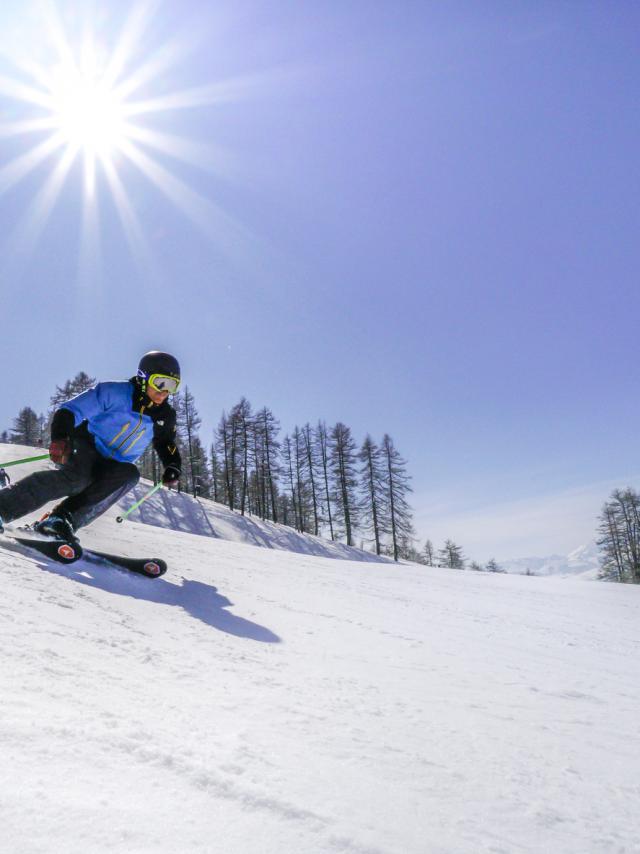 Skieur à l'attaque sur la mythique piste bleue de Saint Léger les Mélèzes