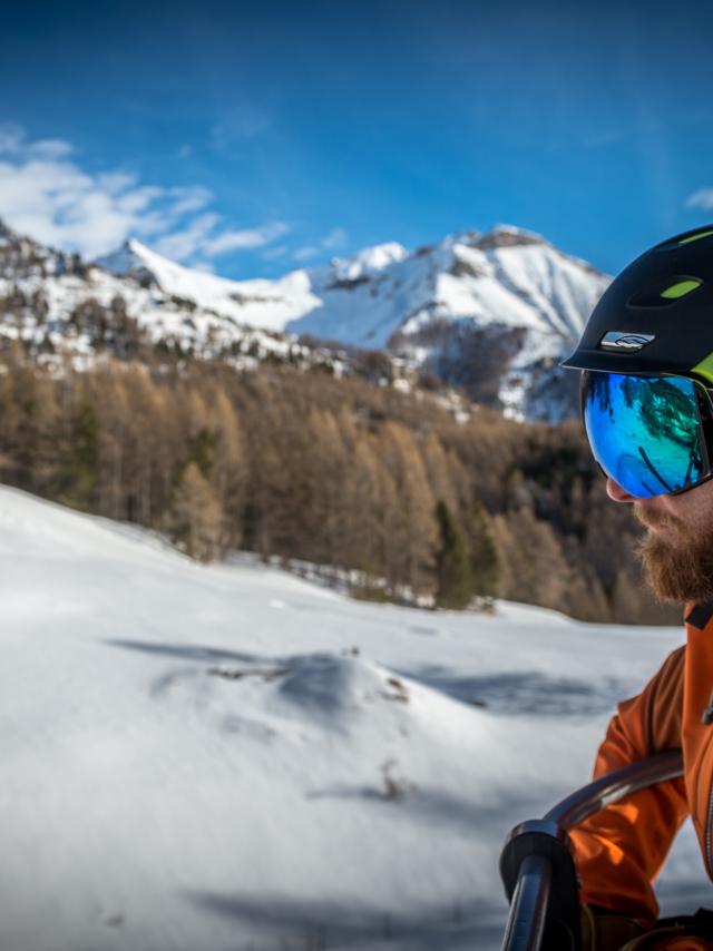 Skieur contemplatif sur le télésiège de Clot Chenu à Chaillol 1600