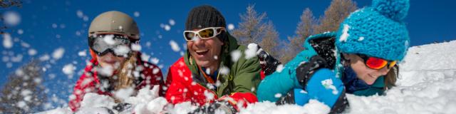 Sourire d'une famille au ski dans les stations du Champsaur