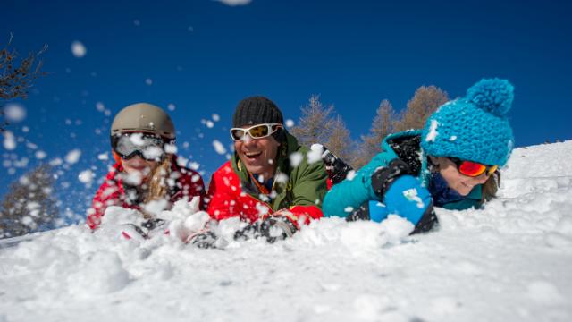 Sourire d'une famille au ski dans les stations du Champsaur