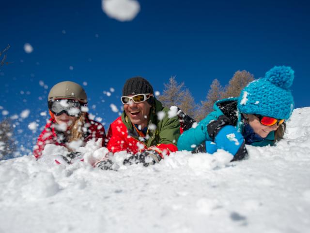 Sourire d'une famille au ski dans les stations du Champsaur