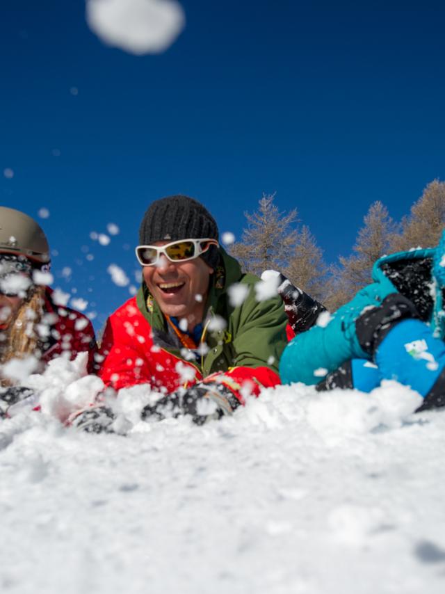 Sourire d'une famille au ski dans les stations du Champsaur