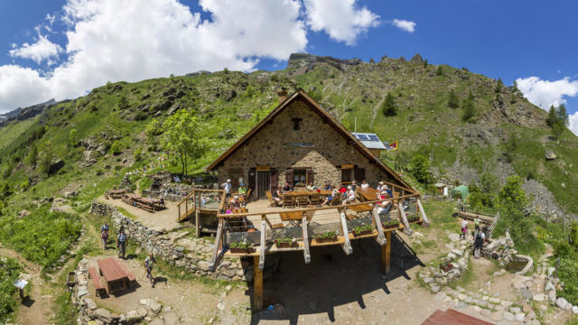 Hautes-Alpes (05), vallée du Champsaur, Vallée de Champoléon, Parc national des Ecrins, le refuge du Tourond, sur le GR tour du vieux Chaillol //  Hautes-Alpes (05), Champsaur valley,  Champoléon valley, Ecrins national park, refuge Tourond