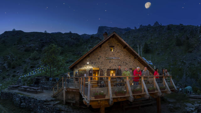 Hautes-Alpes (05), vallée du Champsaur, Vallée de Champoléon, Parc national des Ecrins, le refuge du Tourond, la nuit des refuges, cette fête populaire est une invitation à découvrir l'univers de la montagne l'été et à vivre une expérience inoubliable : passer une nuit en refuge avec des animations musicales, théatrales ou de contes. //  Hautes-Alpes (05), Champsaur valley,  Champoléon valley, Ecrins national park, refuge Tourond