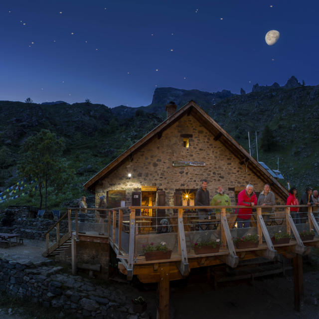 Hautes-Alpes (05), vallée du Champsaur, Vallée de Champoléon, Parc national des Ecrins, le refuge du Tourond, la nuit des refuges, cette fête populaire est une invitation à découvrir l'univers de la montagne l'été et à vivre une expérience inoubliable : passer une nuit en refuge avec des animations musicales, théatrales ou de contes. //  Hautes-Alpes (05), Champsaur valley,  Champoléon valley, Ecrins national park, refuge Tourond