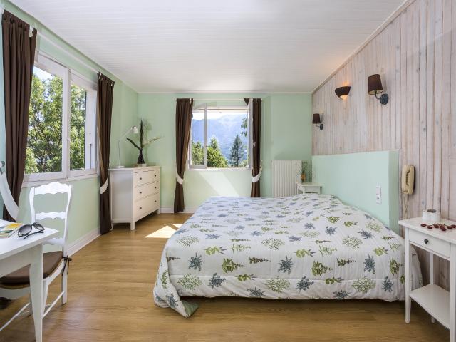 Hautes-Alpes (05), Vallée du Champsaur, Saint-Bonnet-en-Champsaur, Hôtel 2*  La Crémaillère, Logis de France 2 cheminées //  Hautes-Alpes (05), Champsaur valley, Saint-Bonnet-en-Champsaur, Hôtel La Crémaillère , Logis de France 2 cheminées