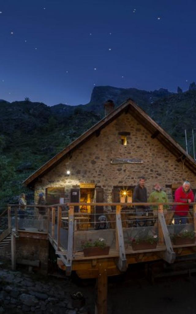 Hautes-Alpes (05), vallée du Champsaur, Vallée de Champoléon, Parc national des Ecrins, le refuge du Tourond, la nuit des refuges, cette fête populaire est une invitation à découvrir l'univers de la montagne l'été et à vivre une expérience inoubliable : passer une nuit en refuge avec des animations musicales, théatrales ou de contes. //  Hautes-Alpes (05), Champsaur valley,  Champoléon valley, Ecrins national park, refuge Tourond