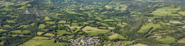 Vue aérienne bocage champsaurin et le village de Saint Julien en Champsaur