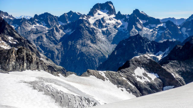 Montée aux Rouies en alpinisme