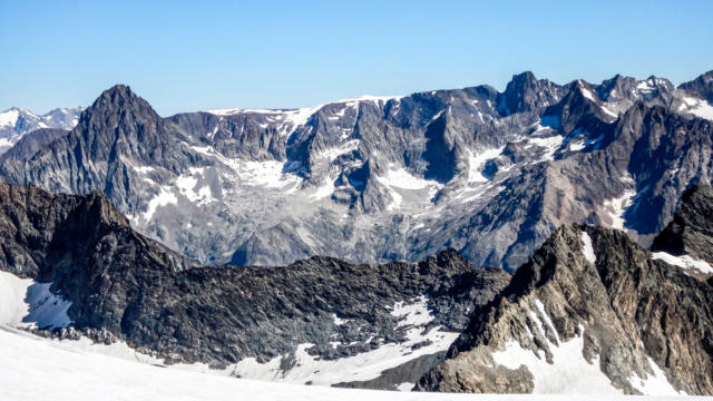 Montée aux Rouies en alpinisme