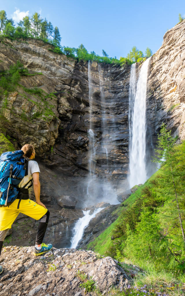 Randonneur face à la cascade de la Pisse au refuge du Tourond