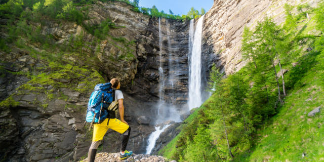 Randonneur face à la cascade de la Pisse au refuge du Tourond