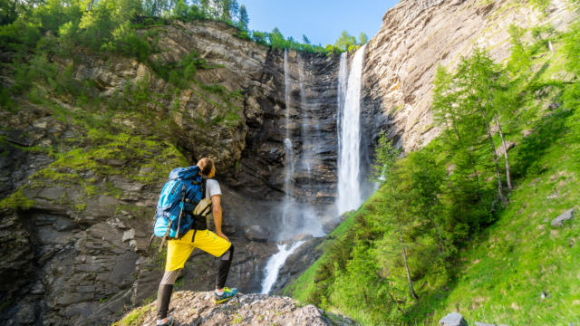 Randonneur face à la cascade de la Pisse au refuge du Tourond