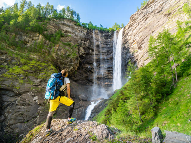 Randonneur face à la cascade de la Pisse au refuge du Tourond