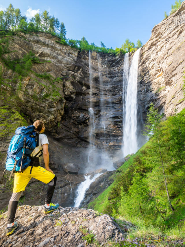 Randonneur face à la cascade de la Pisse au refuge du Tourond