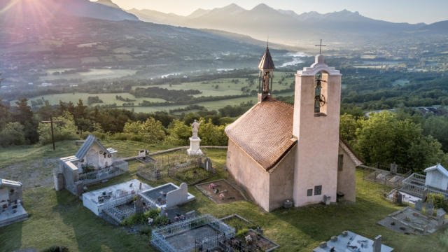 Notre Dame de Bois Vert au levée du soleil à la Fare en Champsaur