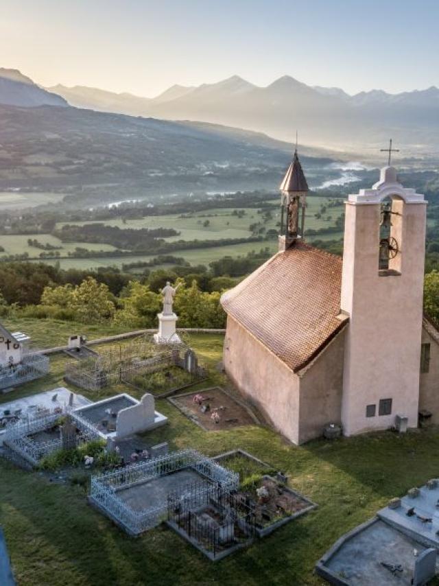 Notre Dame de Bois Vert au levée du soleil à la Fare en Champsaur