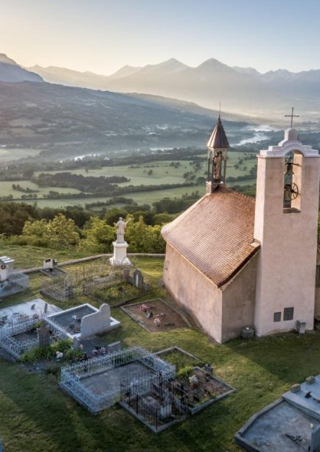 Notre Dame de Bois Vert au levée du soleil à la Fare en Champsaur