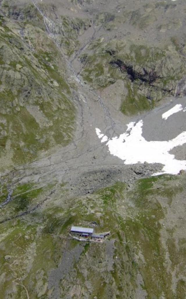 Vue aérienne du refuge de l'Olan dans le Valgaudemar