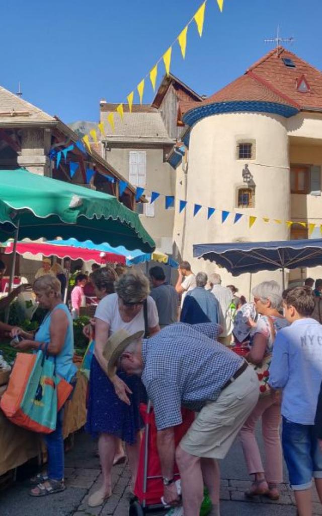 Marché de Saint Bonnet dans le centre ville ancien