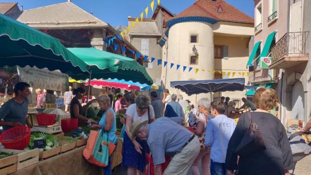 Marché de Saint Bonnet dans le centre ville ancien