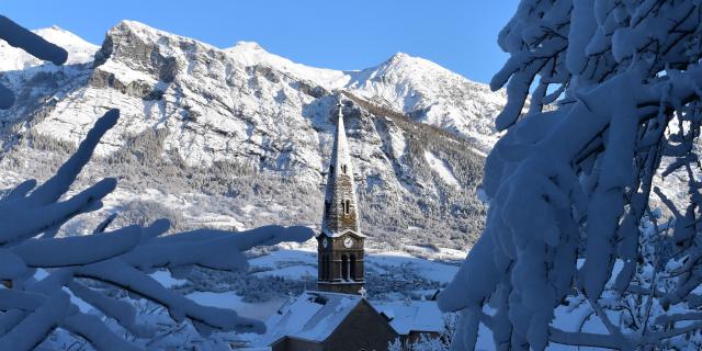 Clocher de Saint Léger les Mélèzes en Hiver