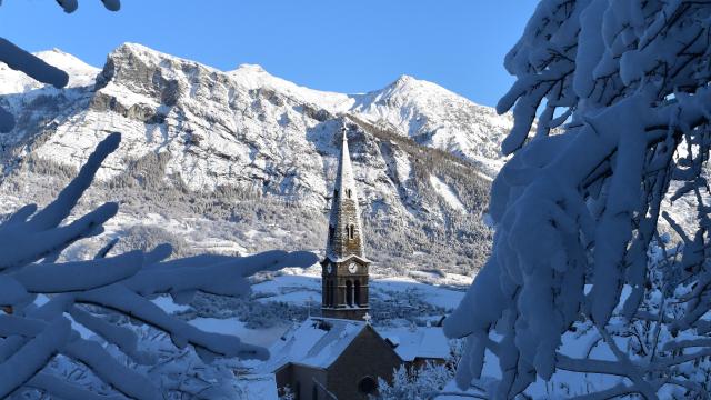 Clocher de Saint Léger les Mélèzes en Hiver