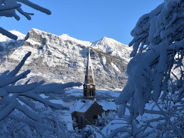 Clocher de Saint Léger les Mélèzes en Hiver