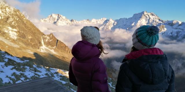 Deux filles au refuge de Chalance dans le Valgaudemar