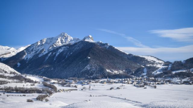 Ancelle et sa plaine en hiver