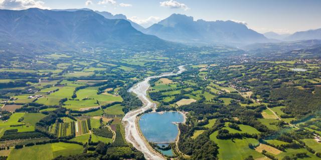 Vue du plan d'eau en drône