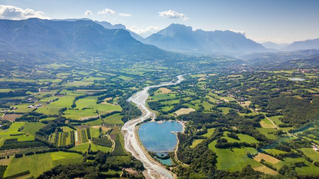 Vue du plan d'eau en drône