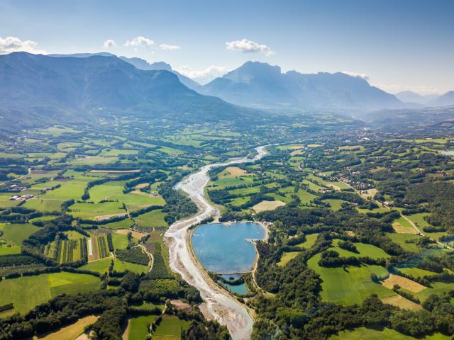 Vue du plan d'eau en drône